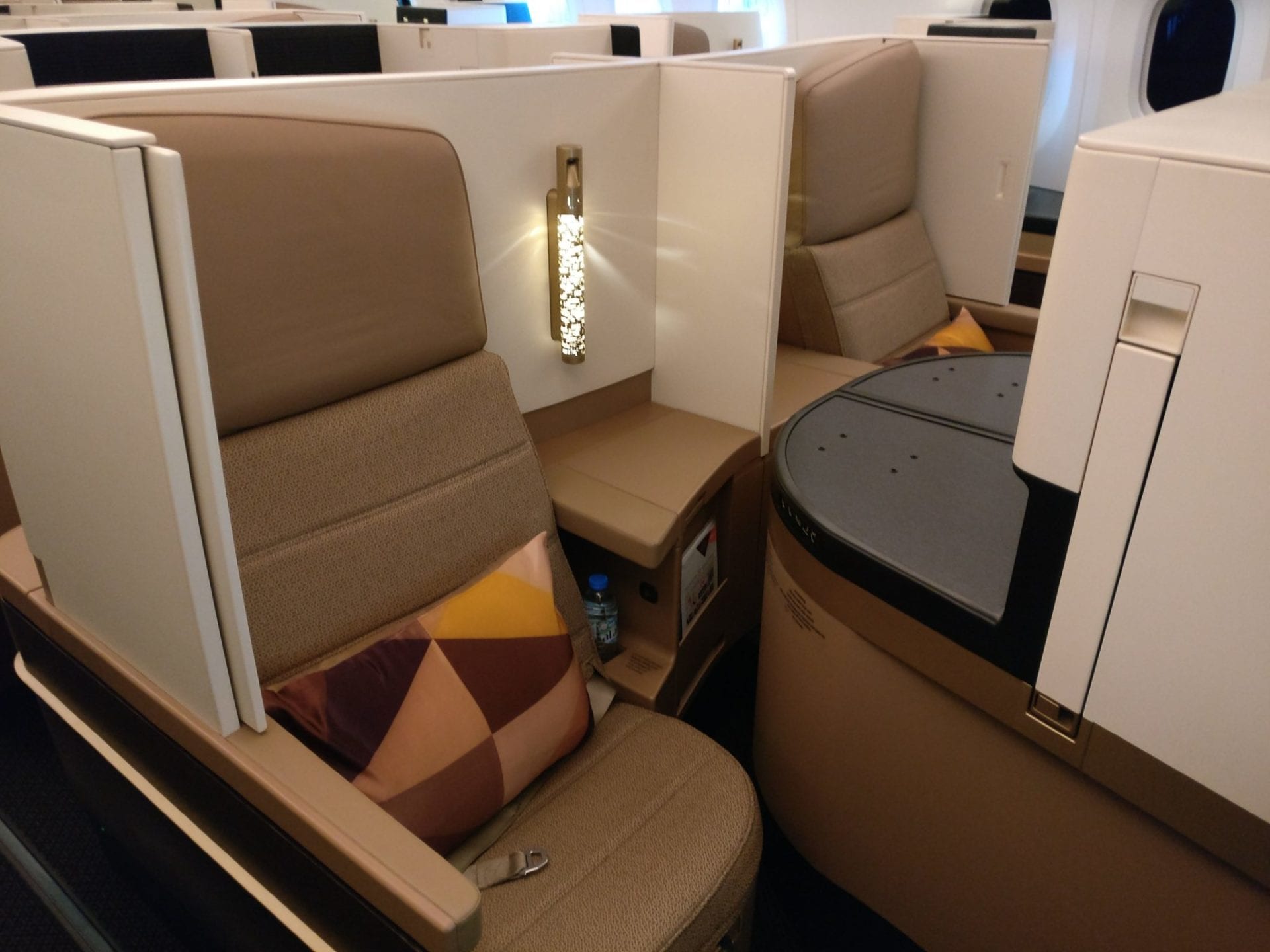 etihad-airways-boeing-787-business-class-seat-4