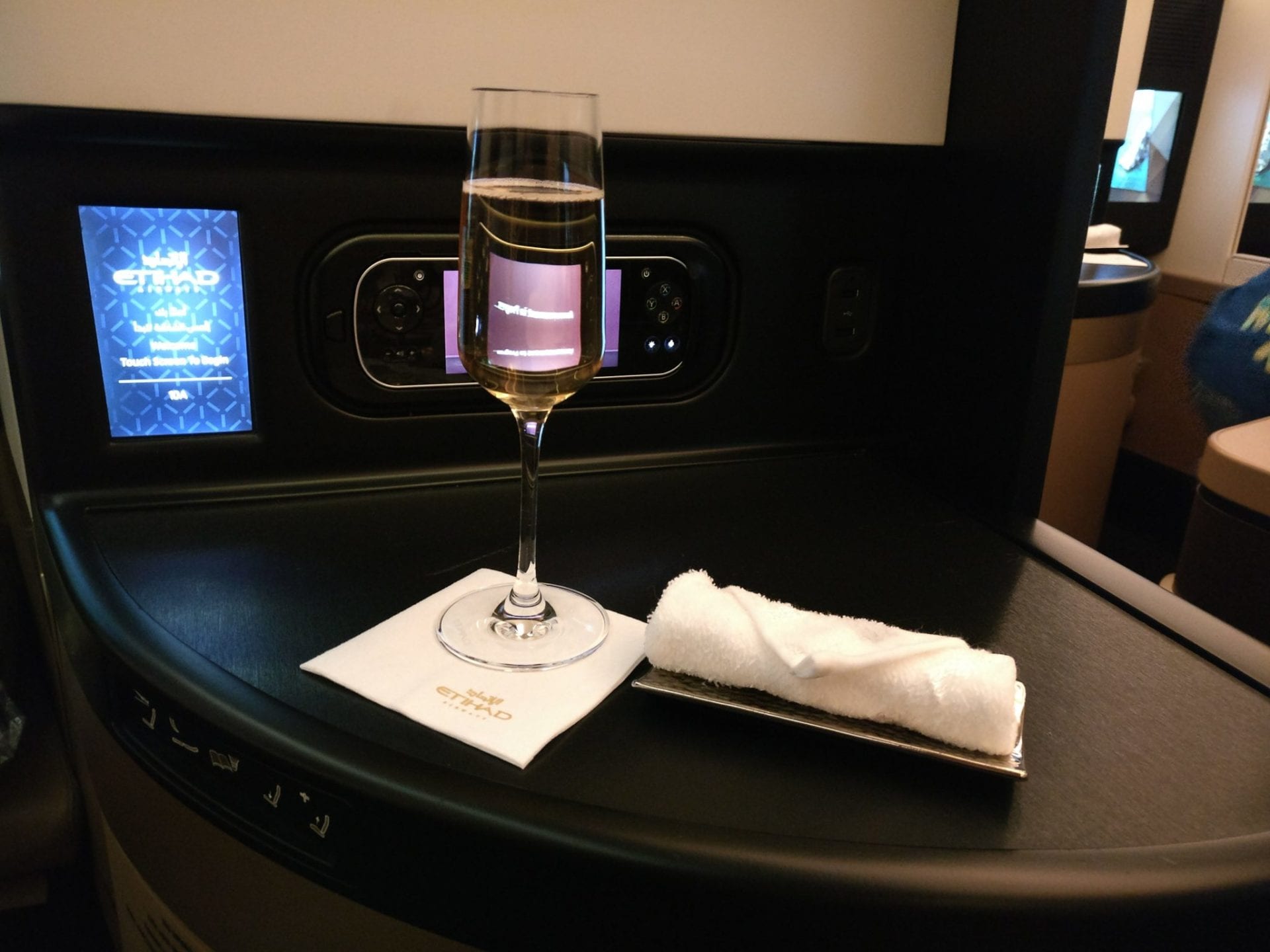 etihad-airways-boeing-787-business-class-welcome-drink
