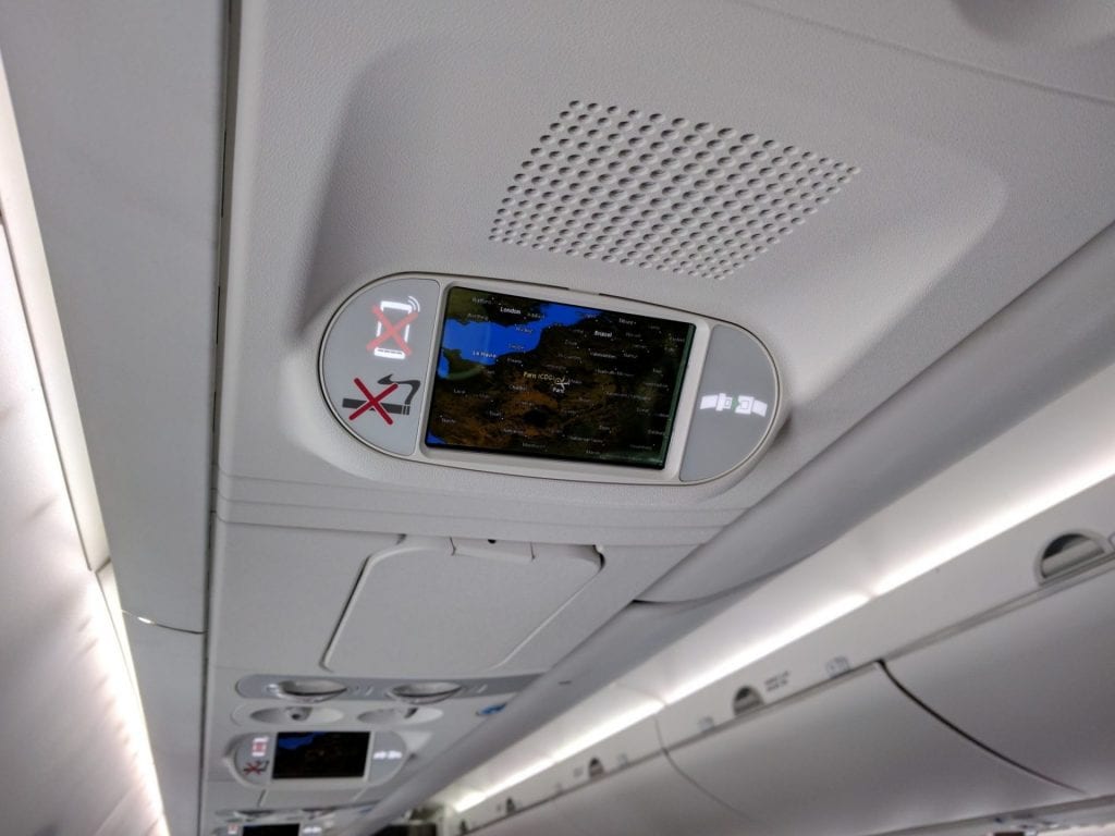 Die Bildschirme in der Kabine zeigen unter anderem die Flugroute