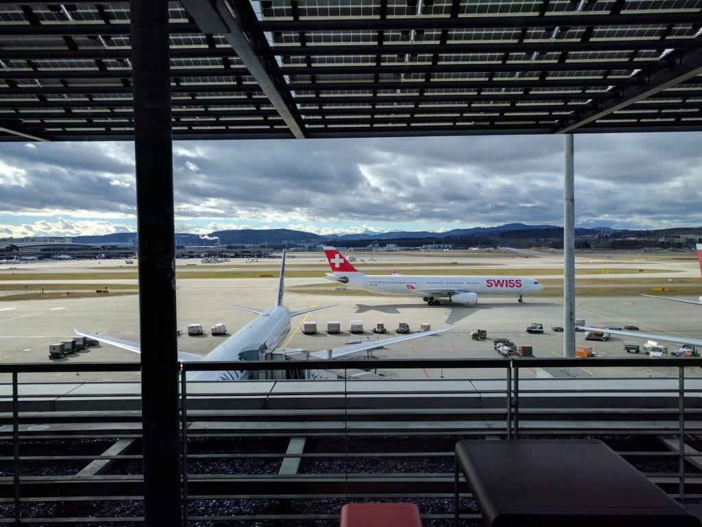 Swiss Senator Lounge Terrasse Blick Boeing 777