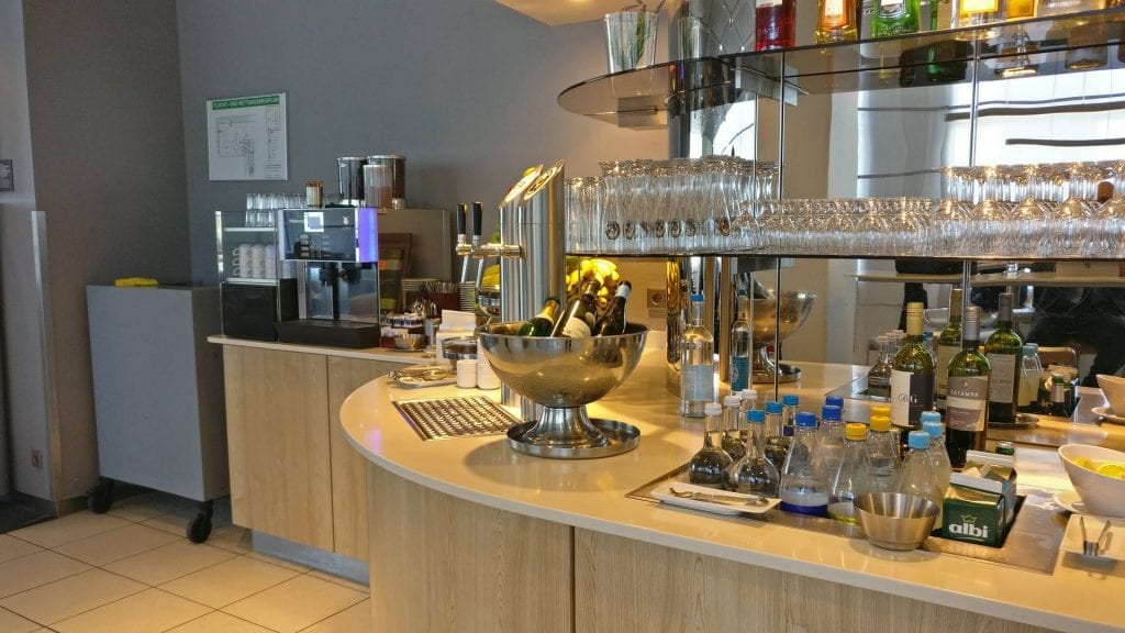 Lufthansa Business Lounge Hamburg Buffet Getränke Alkohol