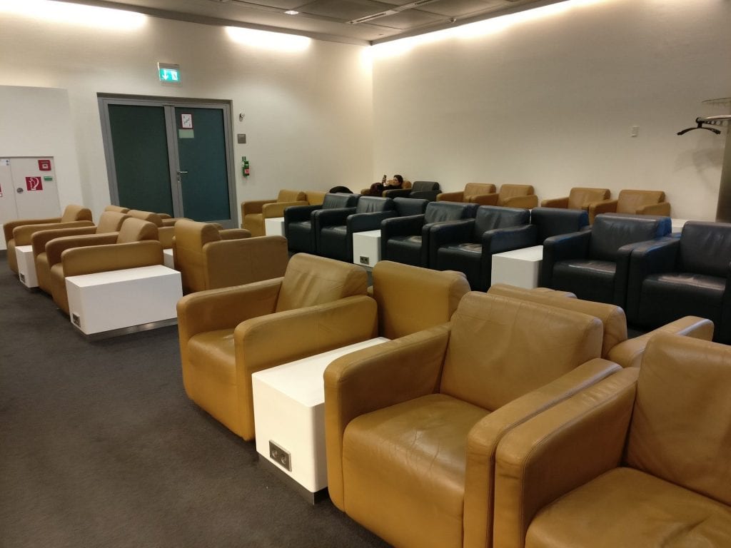 Lufthansa Business Lounge Schengen G28 München Buffet Sitze Sessel