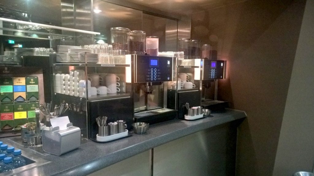 Lufthansa Senator Lounge München Schengen G28 Buffet Kaffeemaschine
