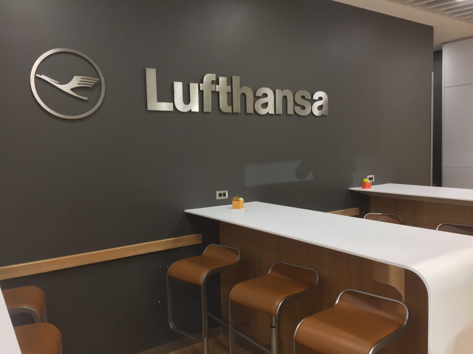 lufthansa business lounge newark