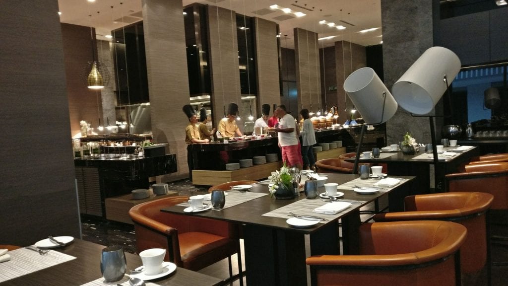 Sofitel Kuala Lumpur Damansara Frühstück Buffet Raum