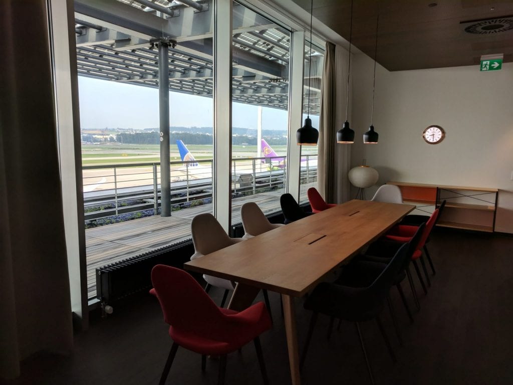 Swiss First Class Lounge Zürich E Konferenztisch