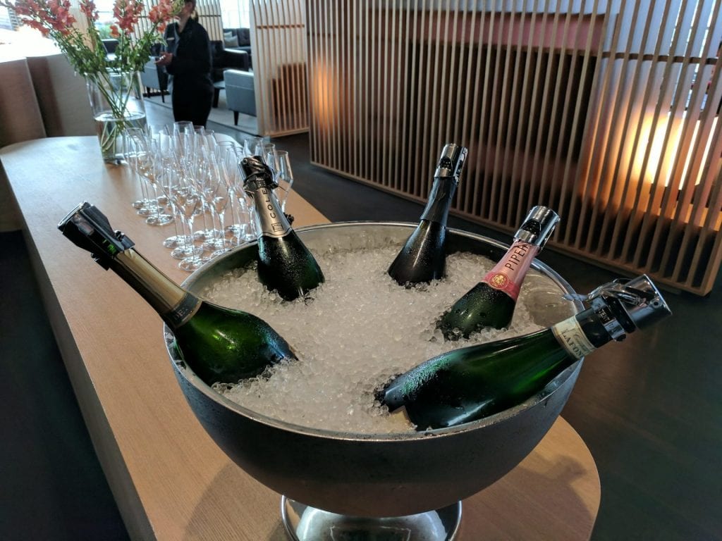 Swiss First Class Lounge Zürich E Champagner (2)