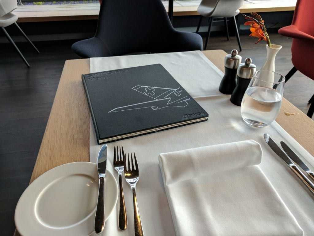 Swiss First Class Lounge Zürich E Tisch