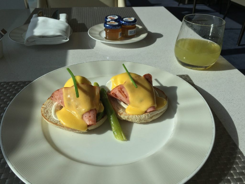 etihad first class lounge abd dhabi frühstück