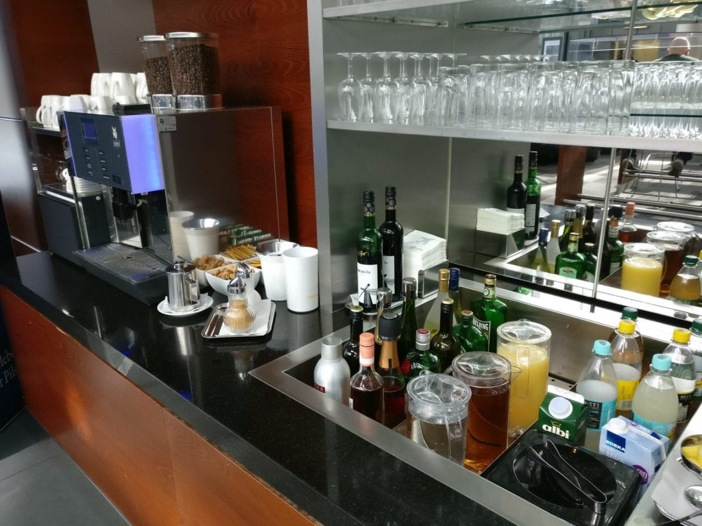 hamburg airport lounge buffet