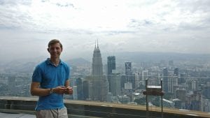 Moritz vor der Skyline in Kuala Lumpur