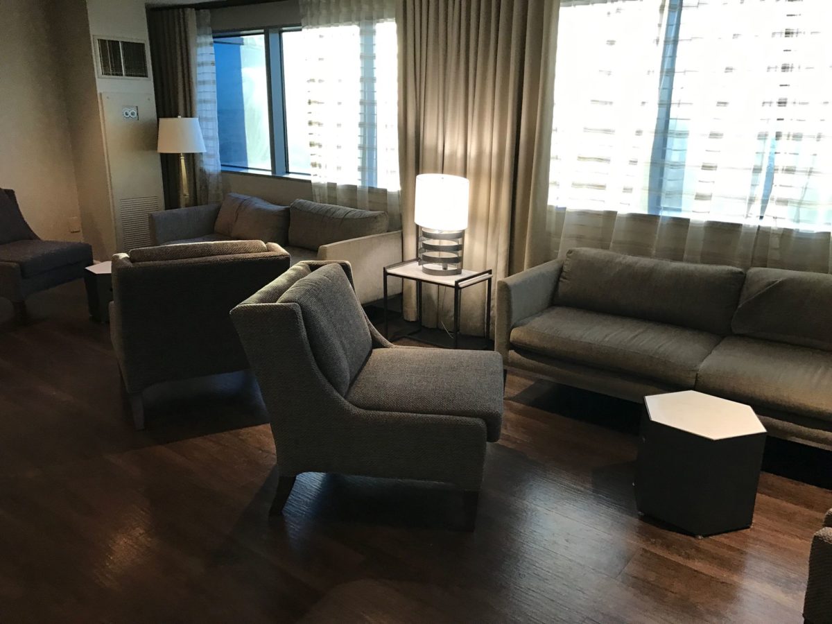 Hilton Atlanta AIrport Executive Lounge Sitzmoeglichkeiten