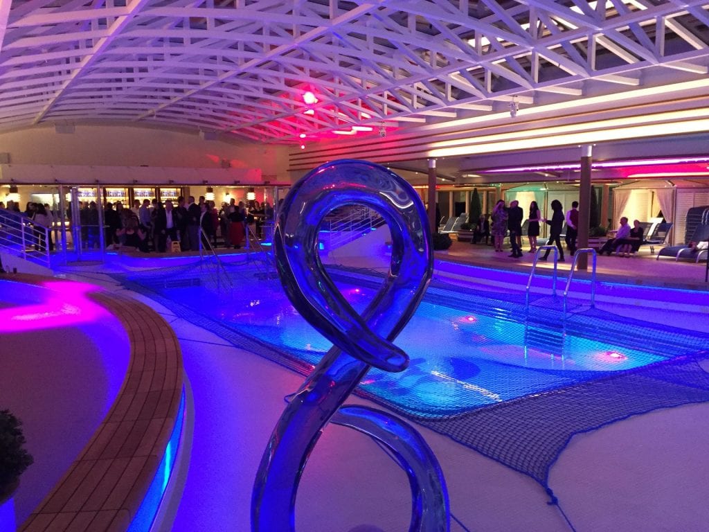 Kreuzfahrtschiff Majestic Princess überdachter Pool und Nightclub