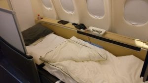 Lufthansa First Class Nachtflug Bett