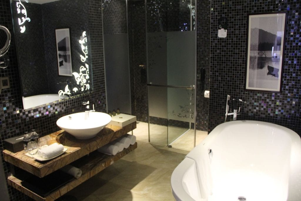 Hotel Royal Hoi An Grand Deluxe Room Bathroom