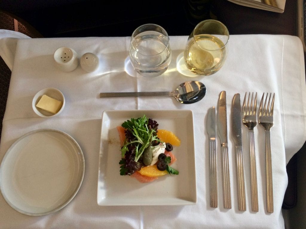 Singapore Airlines Business Class Airbus A350 Essen Tisch gedeckt