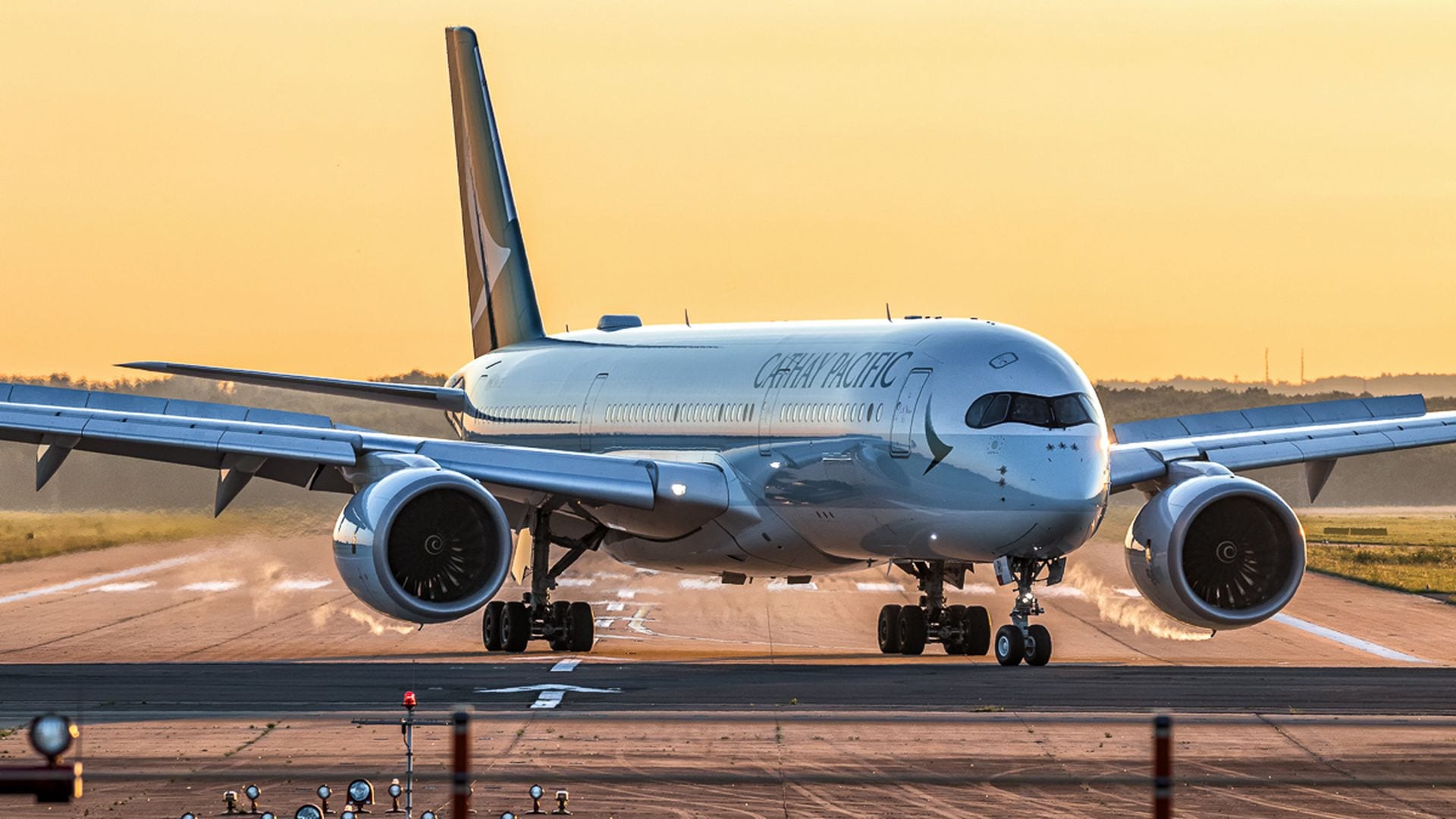 Cathay Pacific Airbus A350 Flugzeug Sonnenaufgang Sunrise
