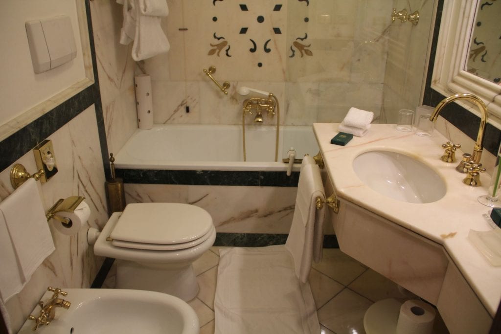 Due Torri Hotel Verona Deluxe Room Bathroom 2