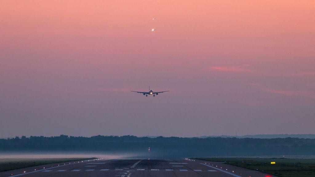 Flugzeug Landung Sonnenaufgang