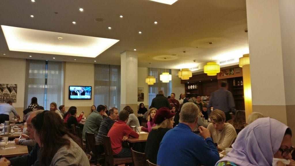 HolidayInn Express Frankfurt City Hauptbahnhof Frühstück Raum Chaos