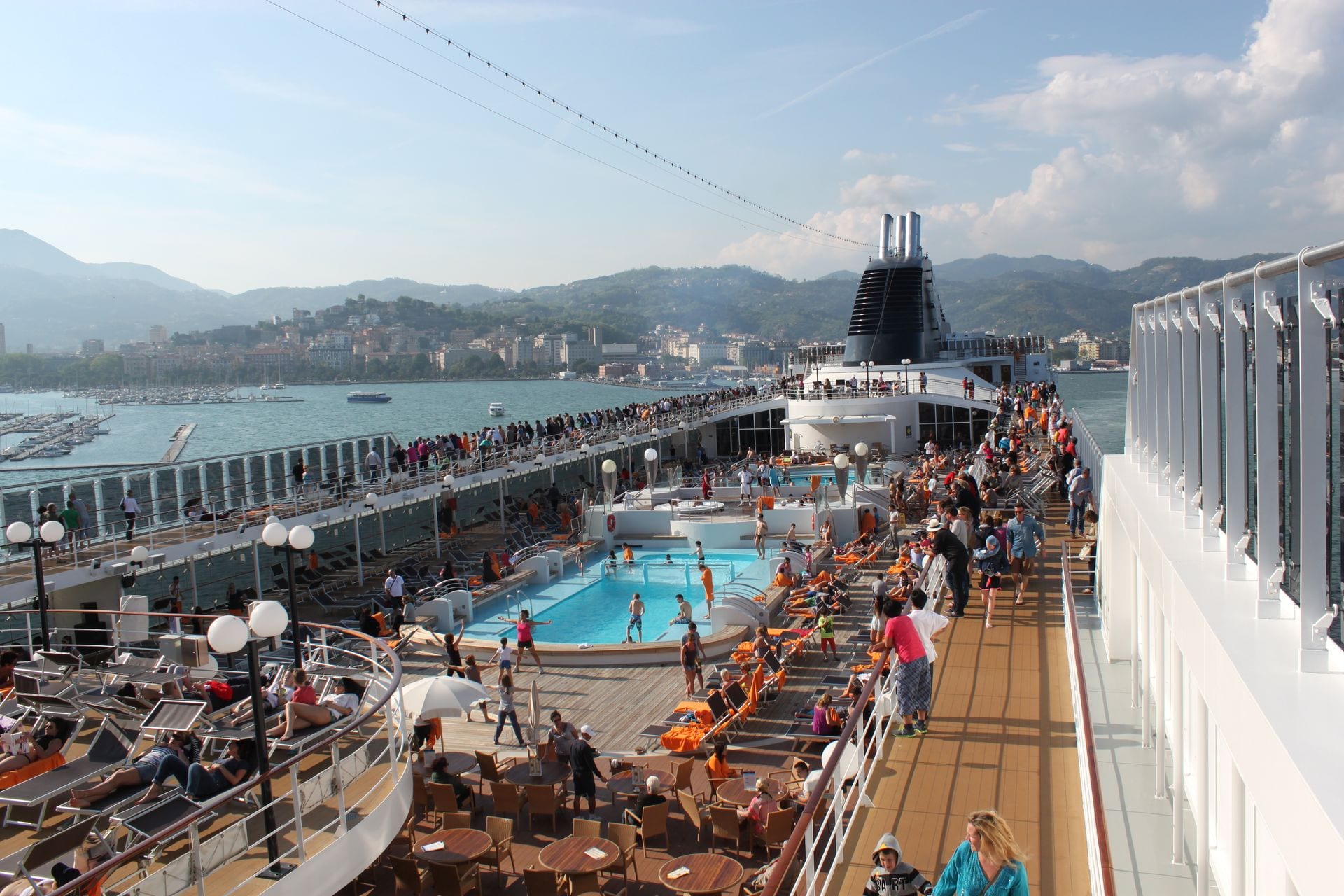 Das Pooldeck der MSC Lirica mit Liegen und Gästen