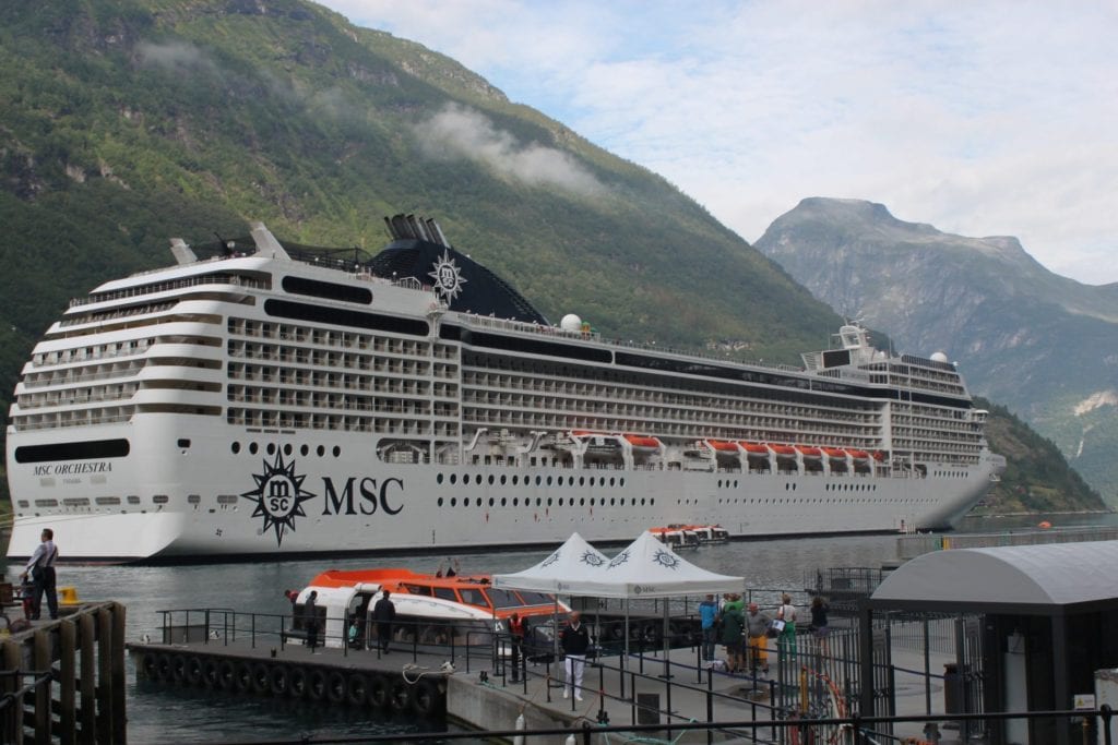 Die MSC Orchestra vor Anker im Geirangerfjord