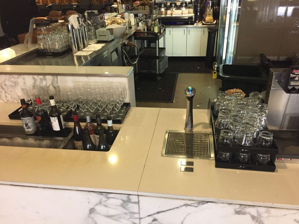 Qantas Domestic Business Class Lounge Sydney Getränke zur Selbstbedienung