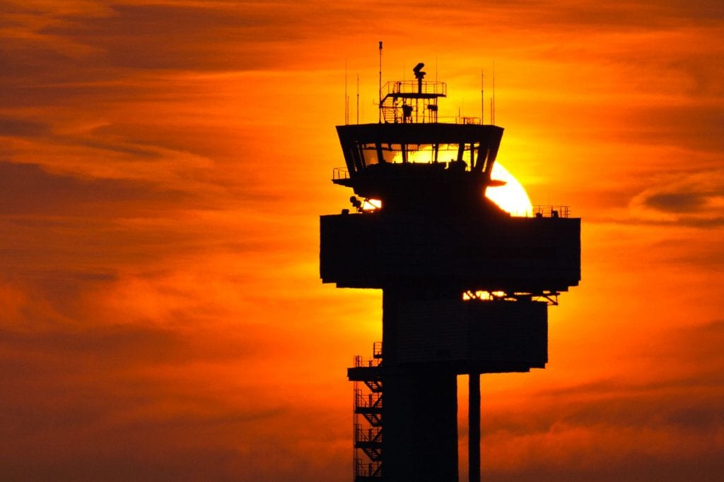 Tower Sonnenaufgang Flughafen
