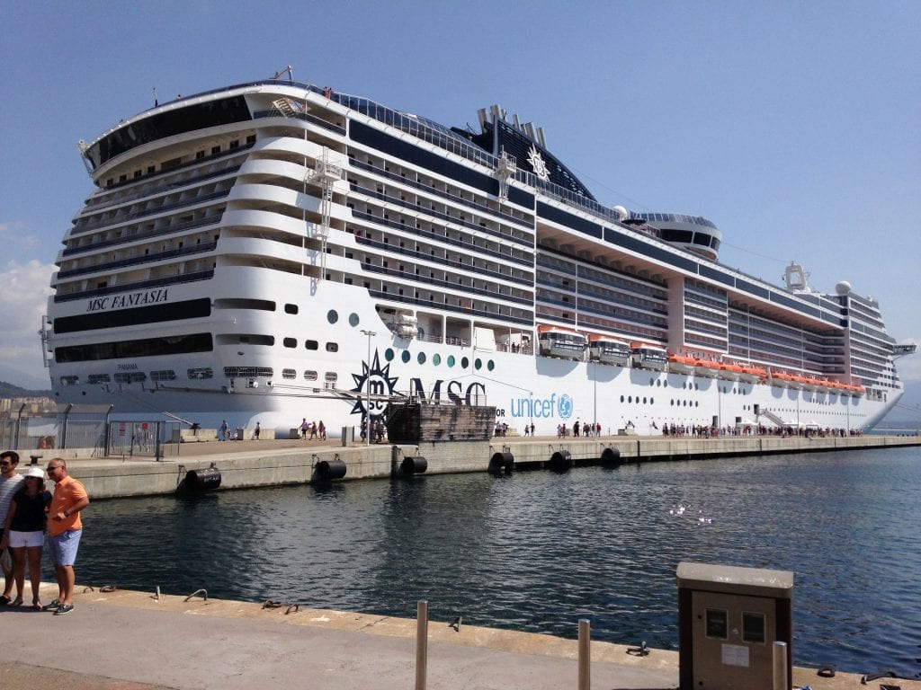 MSC Fantasia im Hafen von Ajaccio