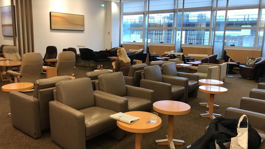 japan airlines sakura lounge frankfurt sitzgelegeneheiten