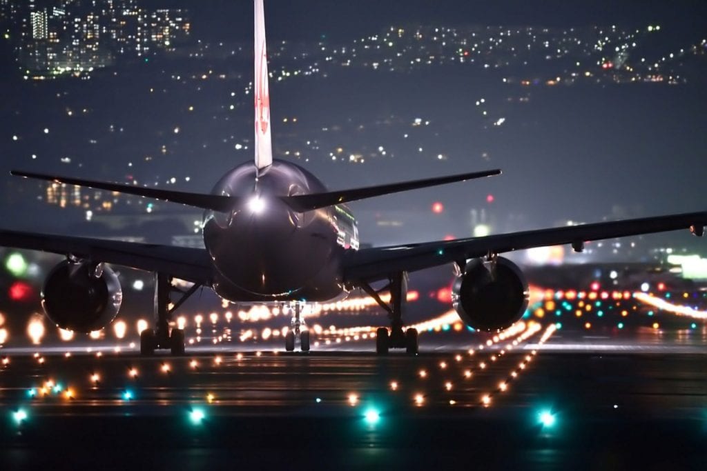 Flugzeug Startbahn bei Nacht