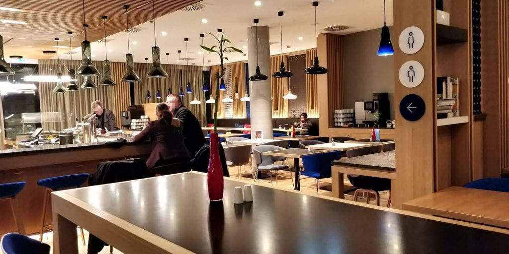 HolidayInn Express Berlin Alexanderplatz Frühstück Raum Bar