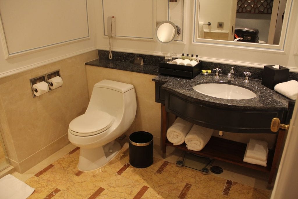 InterContinental Singapore Deluxe Room Bathroom