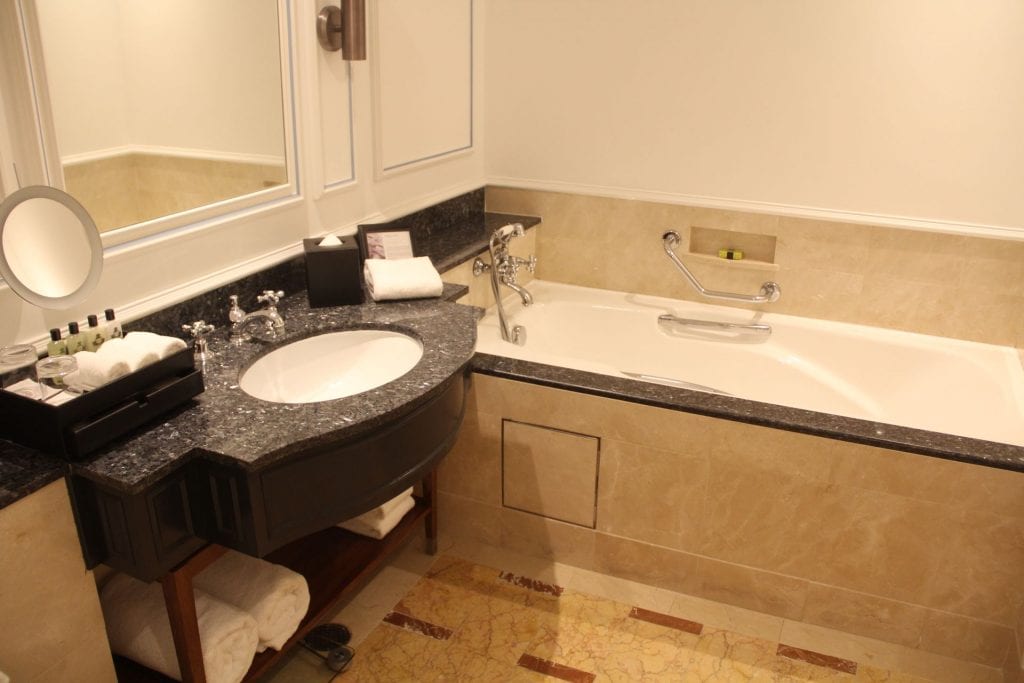 InterContinental Singapore Deluxe Room Bathroom 2