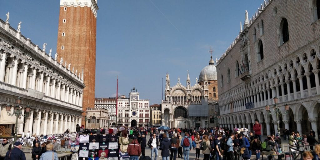 Markusplatz Venedig Touristen Massen voll
