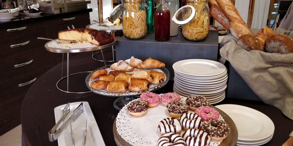 Hilton Garden Inn Milan Malpensa Frühstück Buffet Gebäck