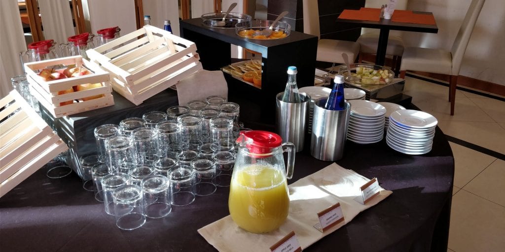 Hilton Garden Inn Milan Malpensa Frühstück Buffet Saft