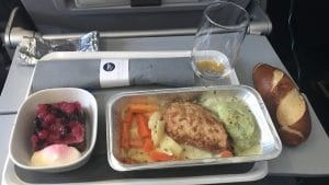 lufthansa economy class langstrecke airbus a330 abendessen 1