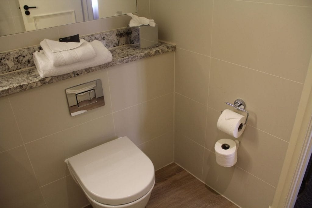 Castle Hotel Windsor Superior Room Bathroom 2