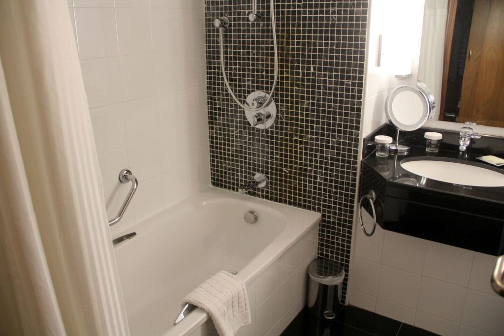 Hilton Belfast Executive Room Bathroom