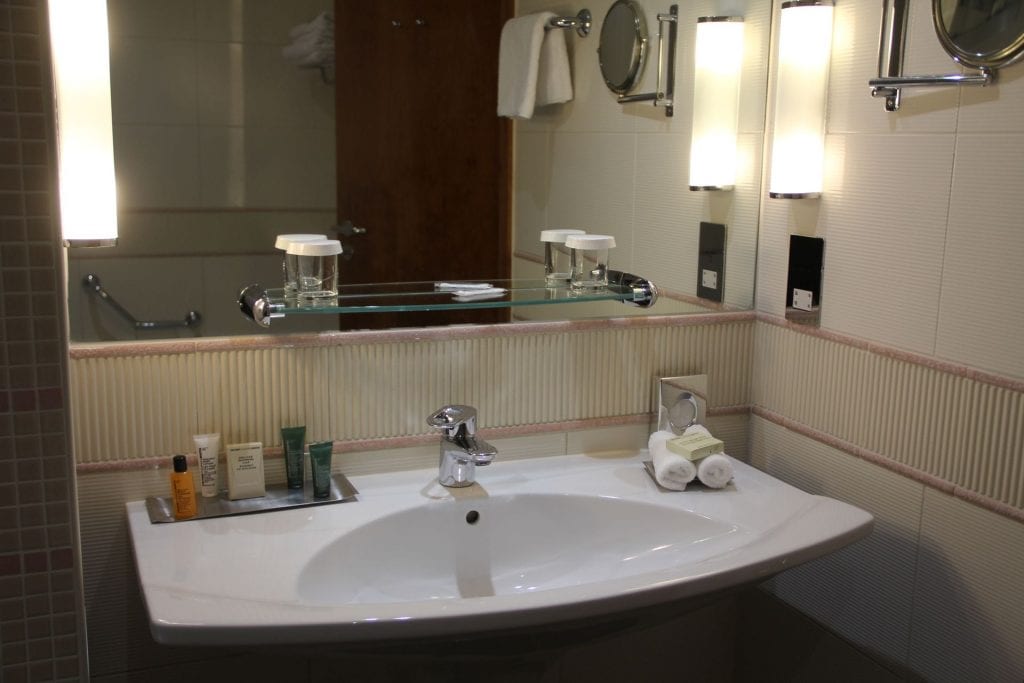 Hilton Cardiff Executive Room Bathroom