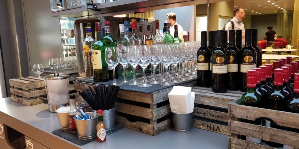 Austrian Airlines Business Class Lounge Wien Schengen Buffet Getränke Alkohol