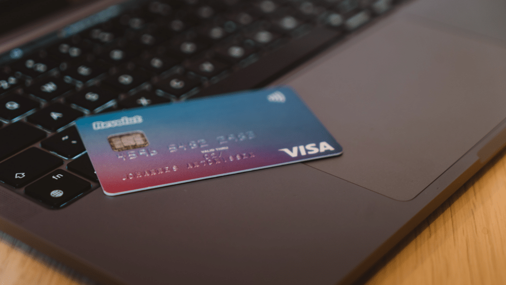 Kreditkarten werden oft bei Buchungen von Flügen, Hotels oder Mietwagen vorausgesetzt