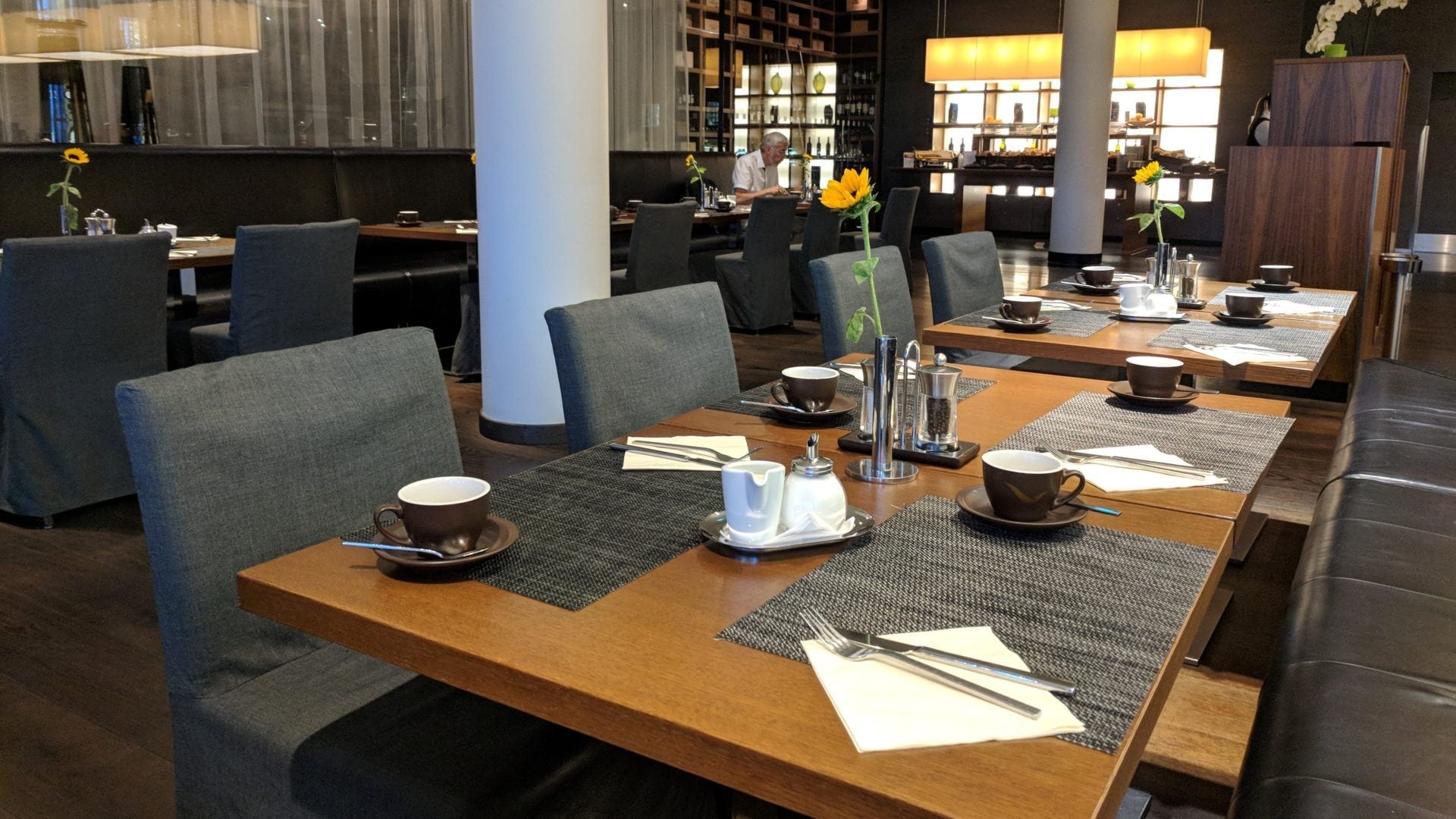 Mövenpick Stuttgart Airport Frühstück Tische