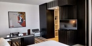 Sofitel Berlin Kurfürstendamm Zimmer Schreibtisch Bad