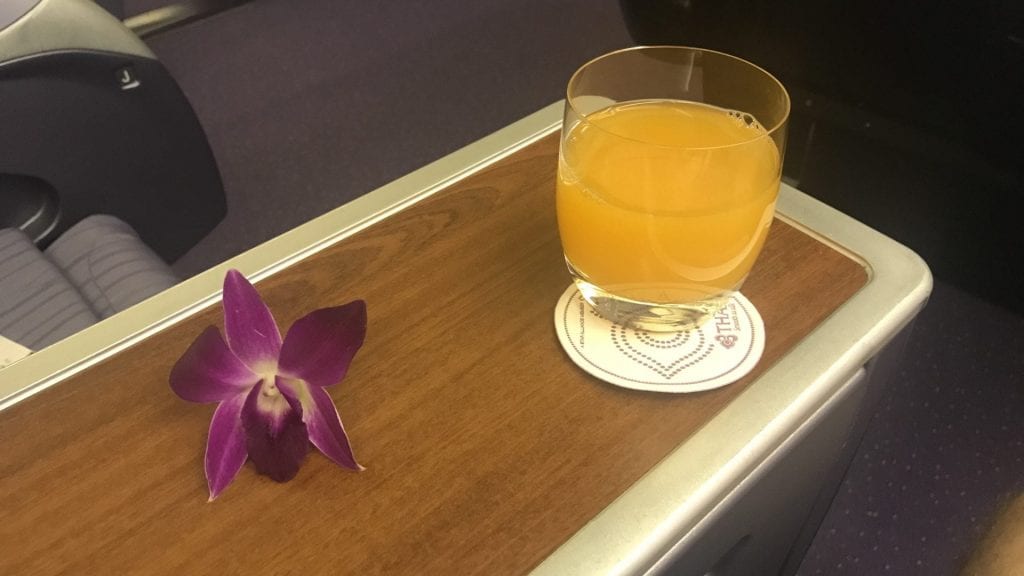 Thai Airways Business Class Boeing 777 Regional Getränk