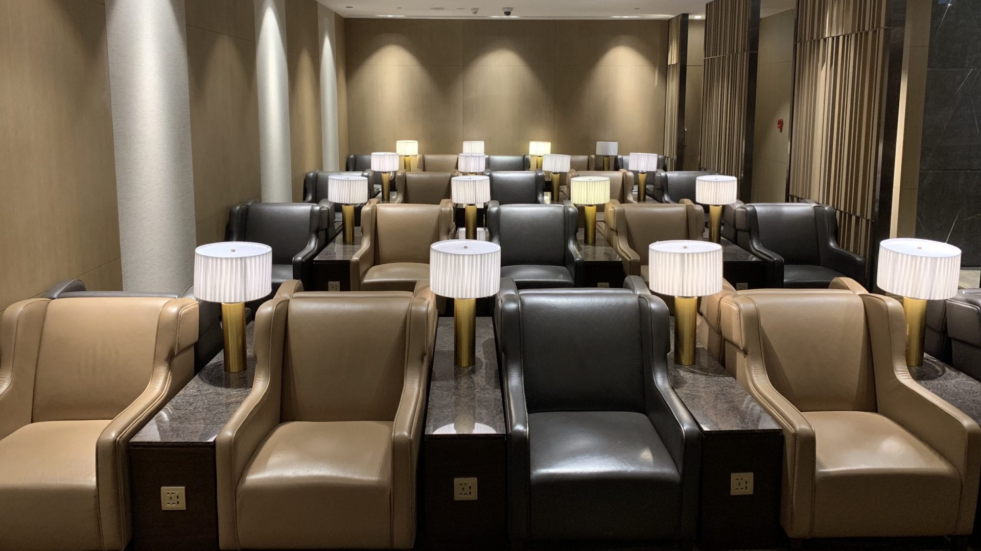 Al Dhabi Lounge Abu Dhabi Sitze4