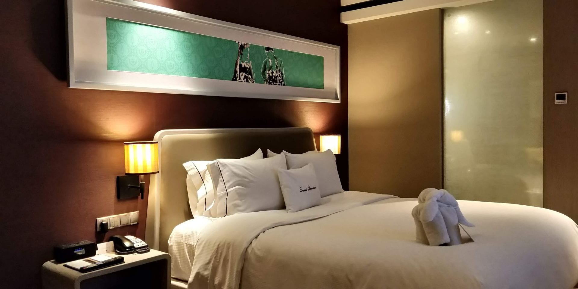 DoubleTree By Hilton Hotel Jakarta Zimmer Bett Wand Deko