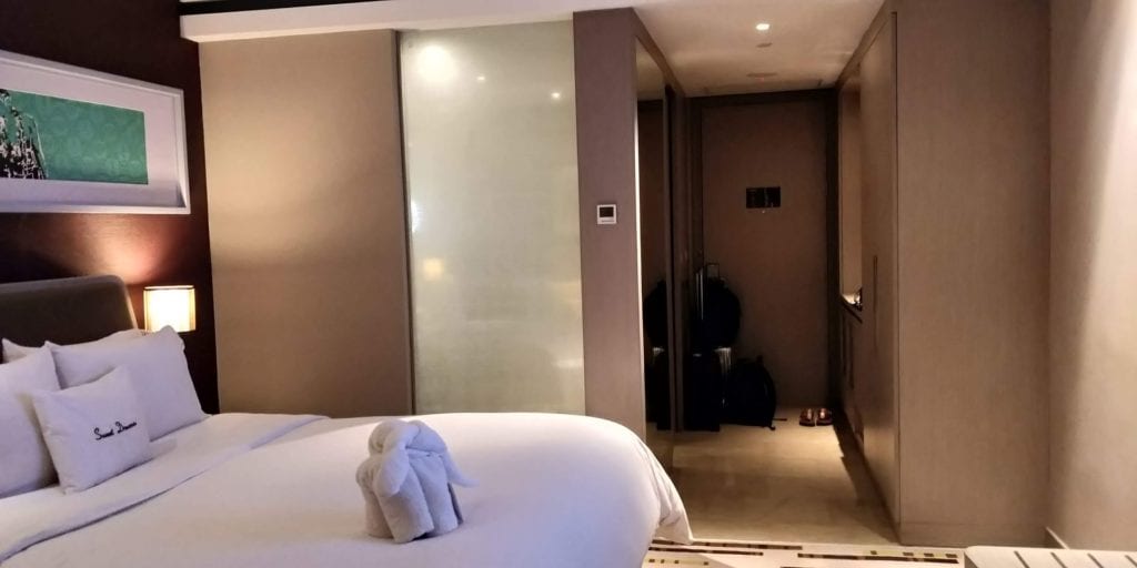 DoubleTree By Hilton Hotel Jakarta Zimmer Eingang Vorhang Dusche
