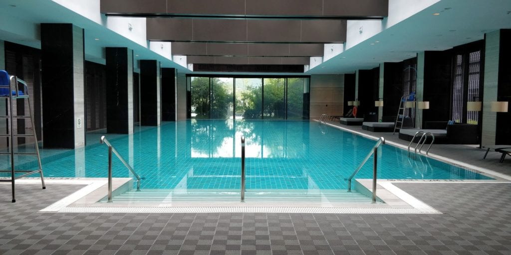 Hilton Ningbo Dongqian Lake Resort Innenpool 2
